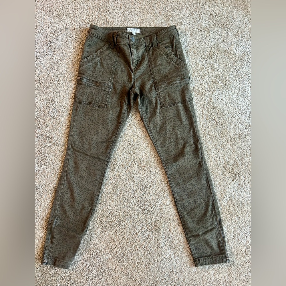 Joie Park Skinny with cropped hem, ankle zippers, size 26 leopard print
